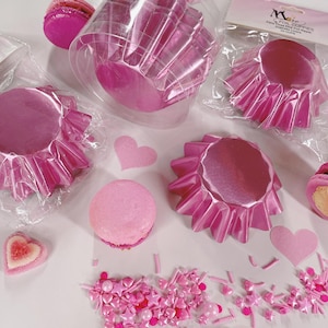 Puede incluir: Molde para cupcakes de color rosa con borde rizado, macarons rosas, chispas rosas y corazones rosas. Los moldes para cupcakes están hechos de papel de aluminio y son perfectos para hornear cupcakes.