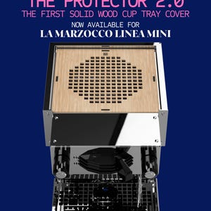 Può includere: Macchina per caffè espresso in acciaio inossidabile con coperchio per vassoio portabicchieri in legno. Il coperchio presenta un motivo geometrico di piccoli fori quadrati. Il testo sull'immagine recita "THE PROTECTOR 2.0" e "LA MARZOCCO LINEA MINI".
