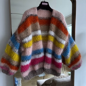 Handgestrickte Strickjacke aus Mohair, gestreift, rosa, beige, gelb Bild 8