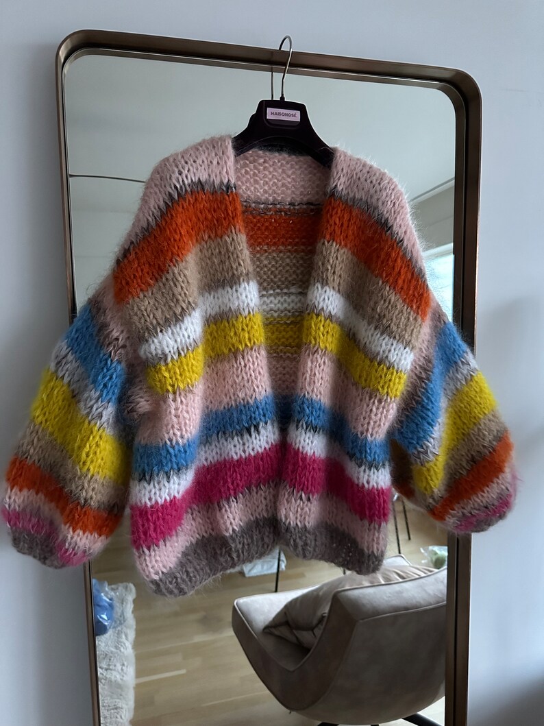 Handgestrickte Strickjacke aus Mohair, gestreift, rosa, beige, gelb Bild 8