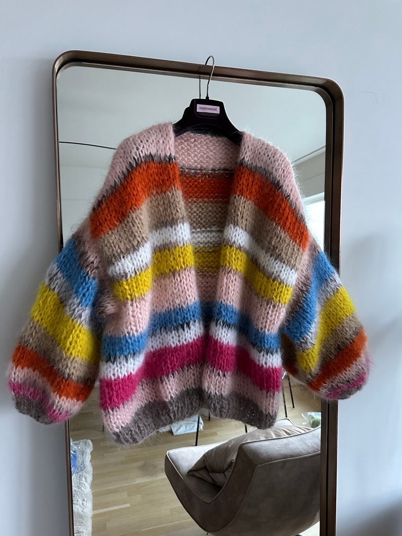 Handgestrickte Strickjacke aus Mohair, gestreift, rosa, beige, gelb Bild 9