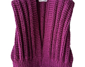 Bodywarmer tricoté à la main en rose violet en matière végétalienne