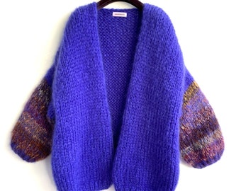 lang oversized damesvest in mauve blauwe mohair met ombre gestreepte mouwen