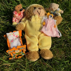 Le petit monde de Schlummerbärli, adorable bébé ours avec berceau peint à la main et mini ours au crochet dans un ensemble