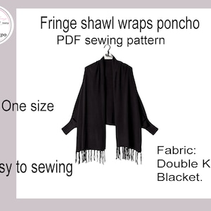 Puede incluir: Un patrón de costura para un poncho de chal con flecos. El patrón es para un poncho de talla única y está hecho para tejido de punto doble. El patrón es fácil de coser.