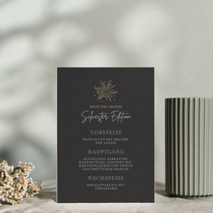 Oudejaarsmenukaart voor de avond - Elegant oudejaarsfeestmenu op DIN A4 - Zwarte nieuwjaarsdinerposter om af te drukken