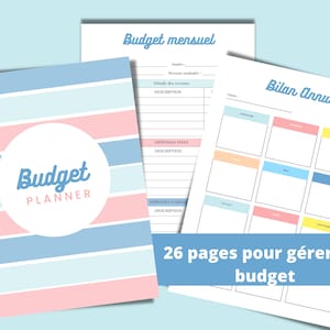 Peut inclure: Un planificateur budgétaire avec une palette de couleurs pastel. La couverture présente des rayures horizontales bleues et roses claires, avec un cercle blanc contenant les mots "Budget Planner". Deux pages intérieures sont visibles, une pour le budget mensuel et une pour le budget annuel.