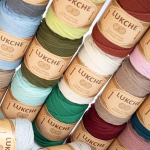 Puede incluir: Una variedad de colores de cordón de macramé de algodón de 3 mm, cada carrete etiquetado con "LUKCHE 3MM COTTON MACRAME CORD".