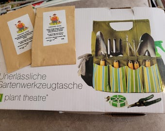 May include: A green gardening tool bag with multiple pockets and a variety of tools, including a trowel, hand rake, and pruning shears. The bag is labeled "Unerlässliche Gartenwerkzeugtasche plant theatre".