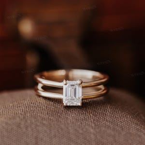 Emerald Cut Solitaire-verlovingsring met dubbele band in massief goud – modern minimalistisch design