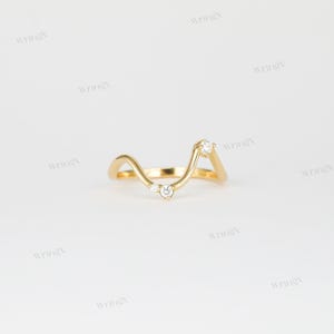 Geschwungener Diamant Chevron Goldring – Eleganter wellenförmiger Ehering für Frauen