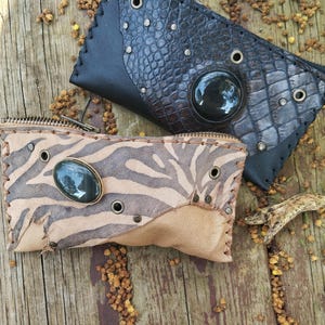 Macha Pocket ~ Münzbeutel oder Tabakbeutel ~ Handgefertigt aus Leder und Fell mit Naturstein. Tribal, ethnischer, boho, hippy Stil. Modisch.