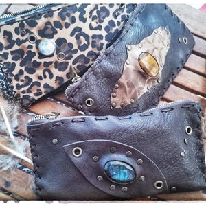 Macha Pocket ~ Münzbeutel oder Tabakbeutel ~ Handgefertigt aus Leder und Fell mit Naturstein. Tribal, ethnischer, boho, hippy Stil. Modisch.