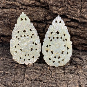 Par de piedras preciosas talladas de nácar natural: joyería de lujo (50 x 29 x 3 mm)