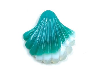 Carved Laguna Agate Sea Shell: Green & White Gemstone (25x24x5mm)