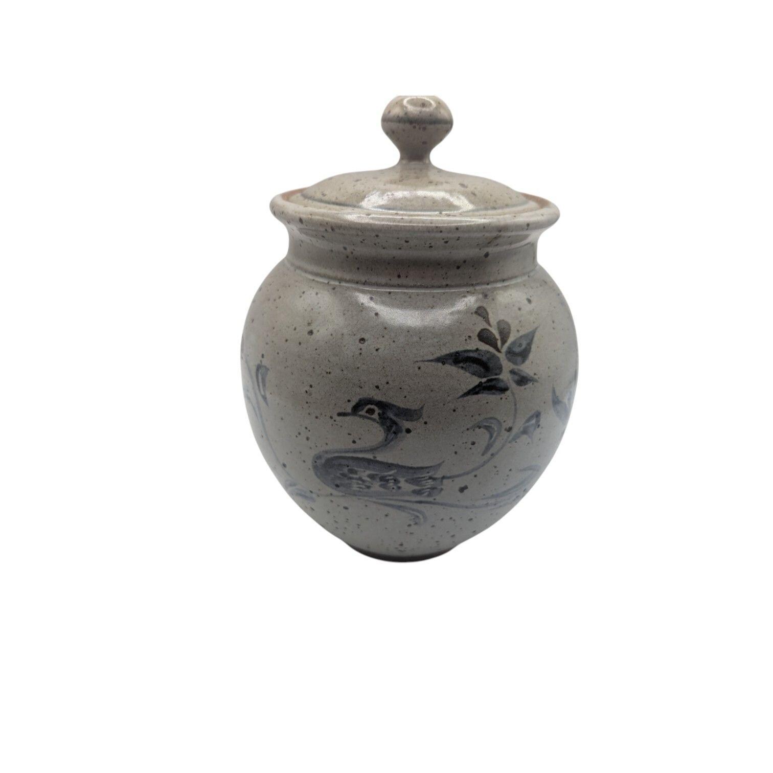 青い花と鳥のデザインが施された手作りの陶器の蓋付き瓶（メキシコ