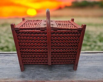Cesta de picnic antigua de madera tejida en rojo con asa y dos puertas abatibles