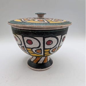 Puede incluir: Un juego de tres tazas de cerámica con un acabado mate moteado. Las tazas son en tonos crema, gris claro y gris oscuro. Cada taza tiene un diseño simple y minimalista, ideal para café o té.