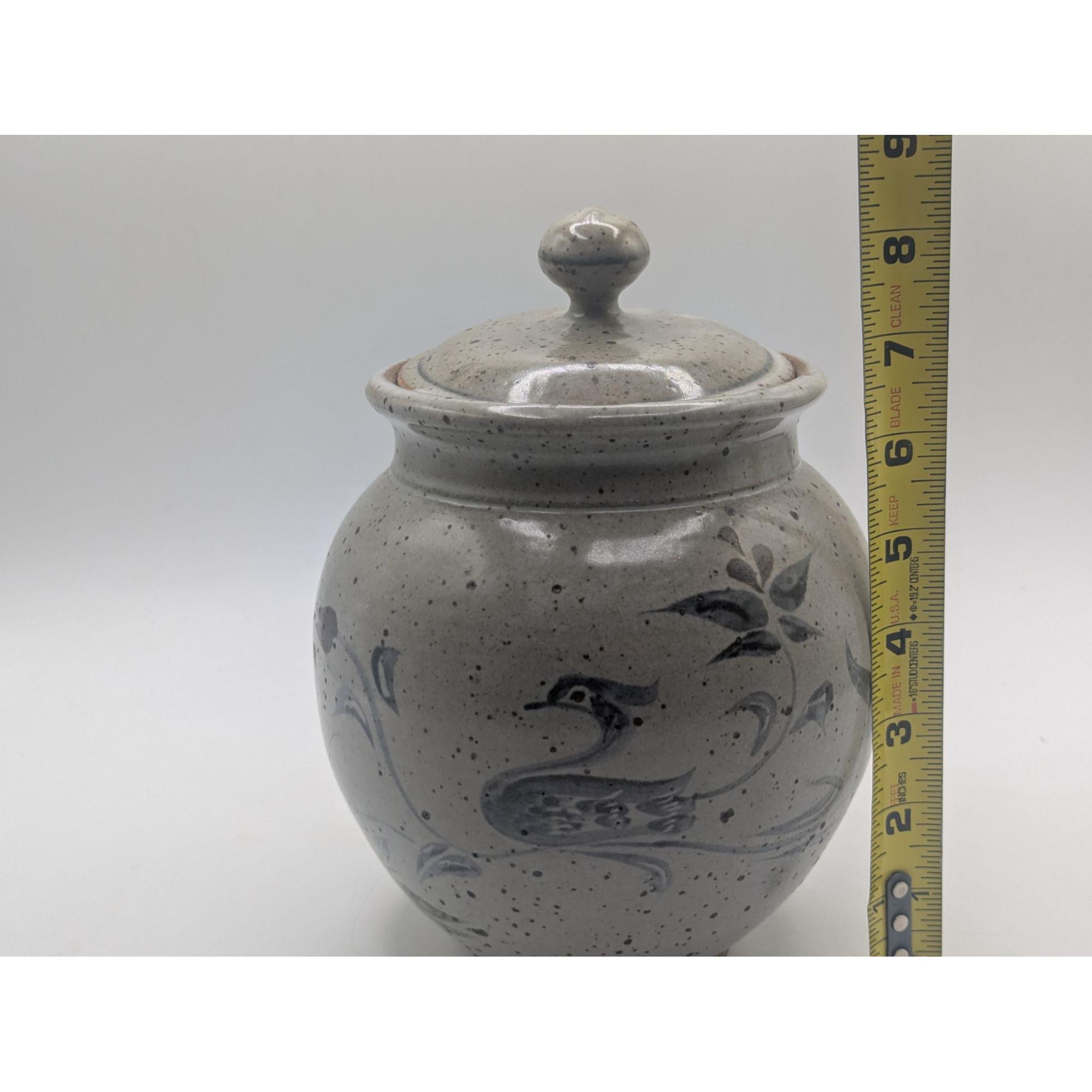 青い花と鳥のデザインが施された手作りの陶器の蓋付き瓶（メキシコ