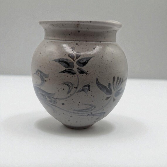 メキシコ製　青い花の陶器の小物入れ 青い花と鳥のデザインが施された手作りの陶器の蓋付き瓶（メキシコ