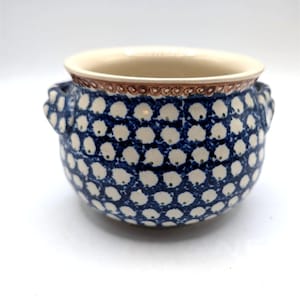 Può includere: Un set di tre tazze in ceramica con finitura opaca e macchiettata. Le tazze sono nei toni del crema, grigio chiaro e grigio scuro. Ogni tazza ha un design semplice e minimalista.