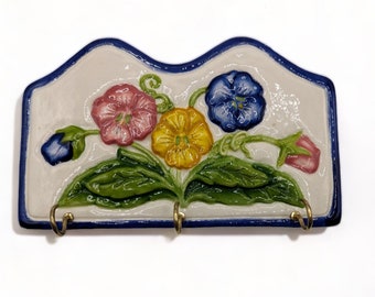 vintage 1998 S Hanner Glazed Pottery Plaque murale florale avec crochets 4,5 « x 7,5 »