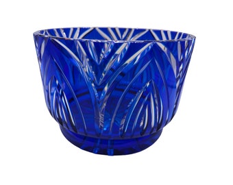 Vintage kobaltblauw gesneden tot helder glas kristal grote kom