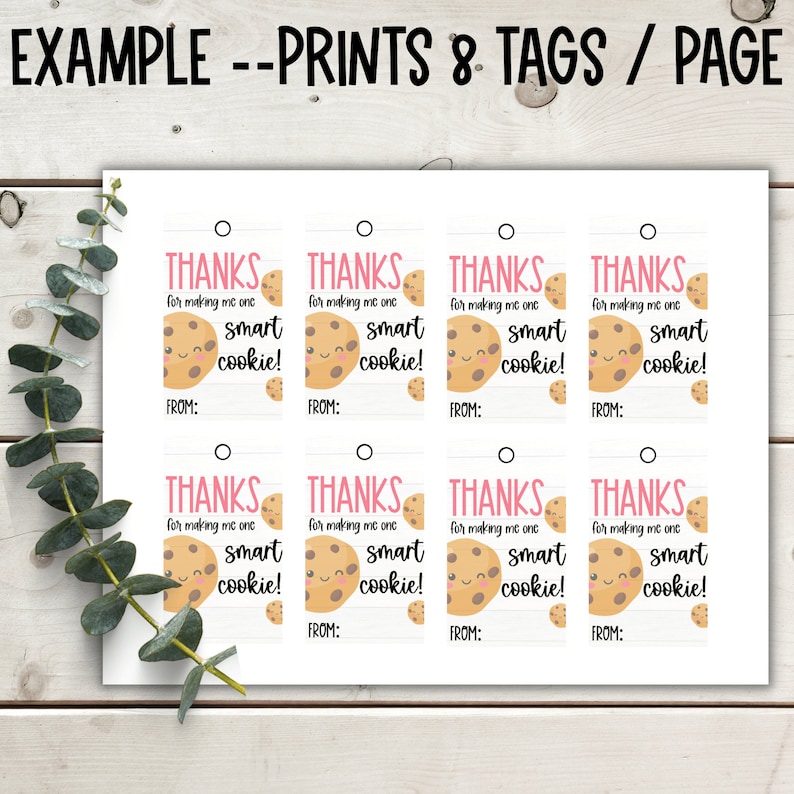 Pode incluir: Oito etiquetas de presente imprim&iacute;veis com um biscoito de desenho animado com o texto "OBRIGADO por me fazer um biscoito inteligente!" e "DE:" abaixo. As etiquetas s&atilde;o brancas com detalhes em rosa.