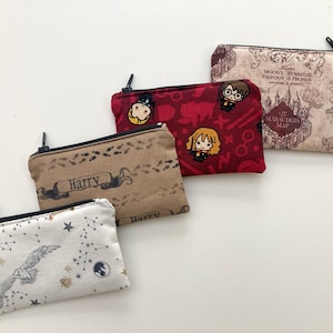Op de afbeelding: Vier verschillende Harry Potter-ritszakjes. Eén zakje is rood met een patroon van brillen en een personage uit de Harry Potter-serie. Een ander zakje is bruin met een patroon van voetafdrukken en het woord "Harry". Een derde zakje is bruin met een kaartpatroon en de tekst "The Marauders Map". Het laatste zakje is wit met een patroon van sterren en een vogel.