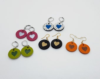 boucles d'oreilles en cuir , décor coeur  , plusieurs couleurs disponibles , fait main en France