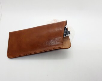 Etui à lunettes en cuir épais , couture fait main , idée cadeau mixte , création artisanale