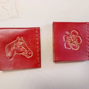 Marque page en cuir , cadeau lecteur , différents modèles , fabrication artisanale française Carré cheval rouge