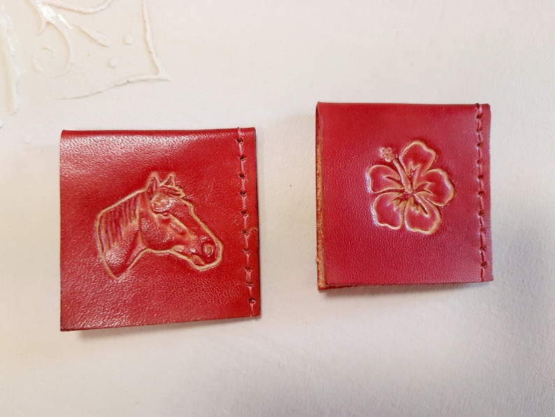 Marque page en cuir , cadeau lecteur , différents modèles , fabrication artisanale française Carré cheval rouge