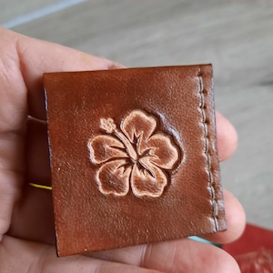 Marque page en cuir , cadeau lecteur , différents modèles , fabrication artisanale française carré fleur