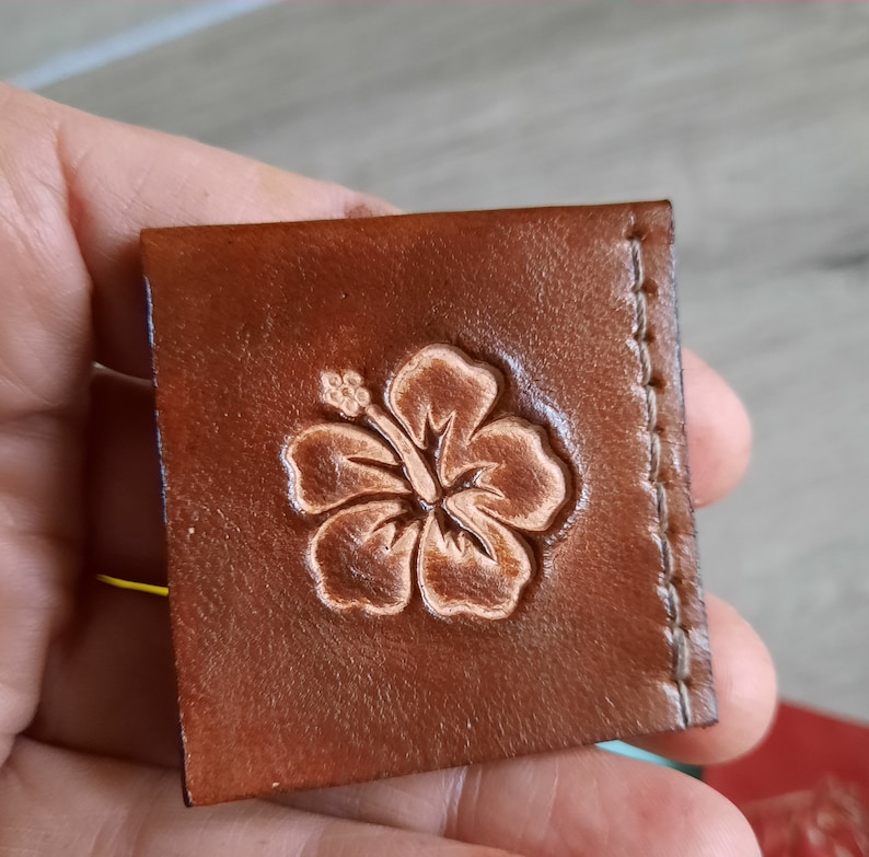 Marque page en cuir , cadeau lecteur , différents modèles , fabrication artisanale française carré fleur