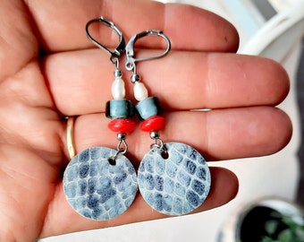 boucles d'oreilles  ronds en cuir , perles en verre et porcelaine , fait main en France