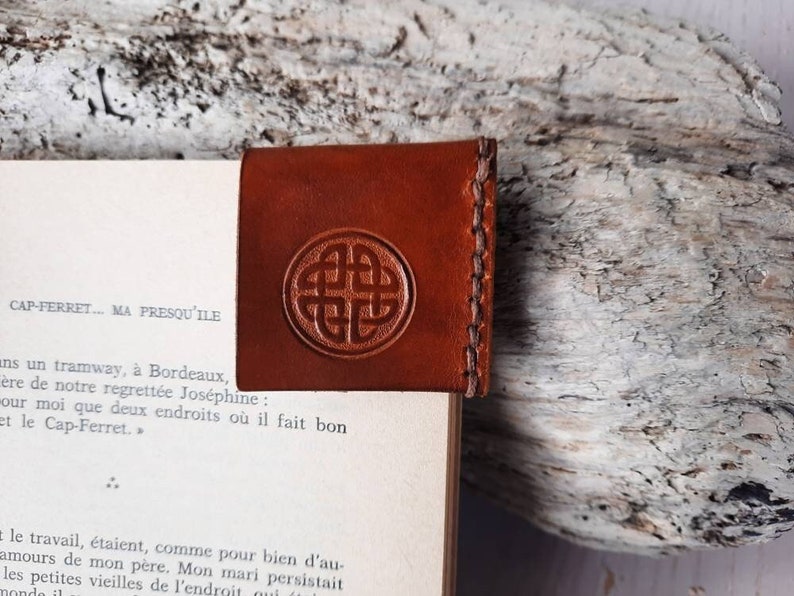 Marque page en cuir , cadeau lecteur , différents modèles , fabrication artisanale française carré. celtique