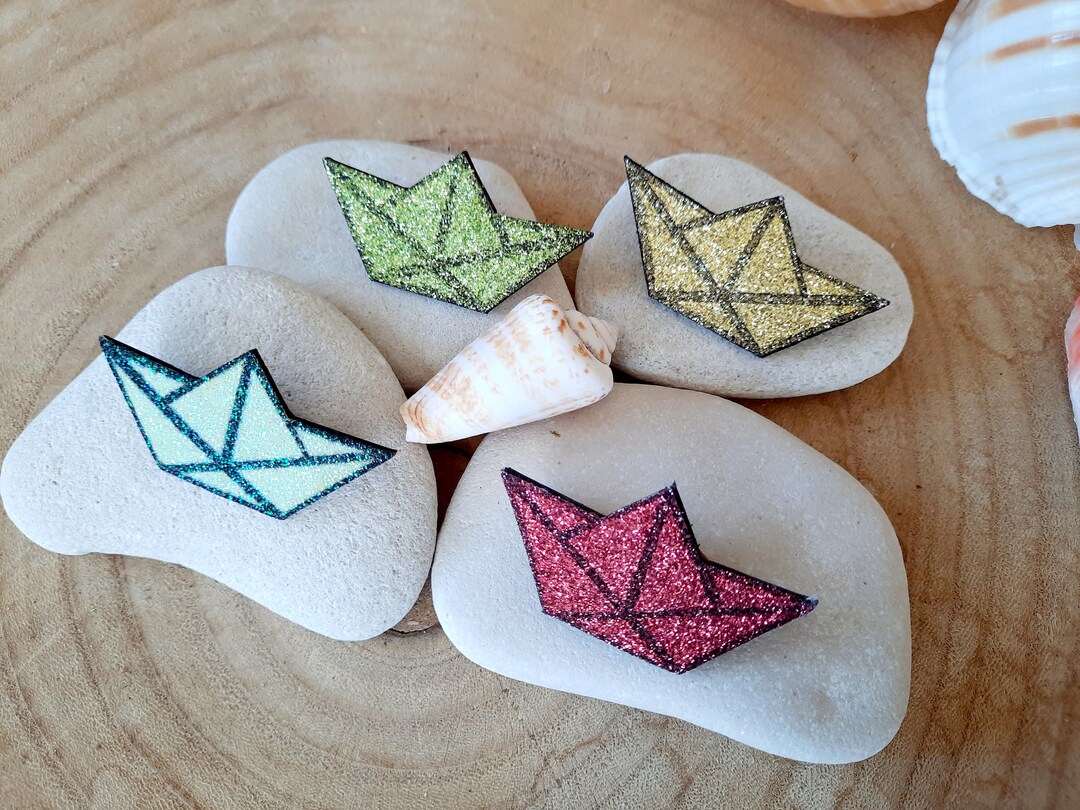 Broche voilier en cuir et tissu pailleté , idée cadeau ,fait main