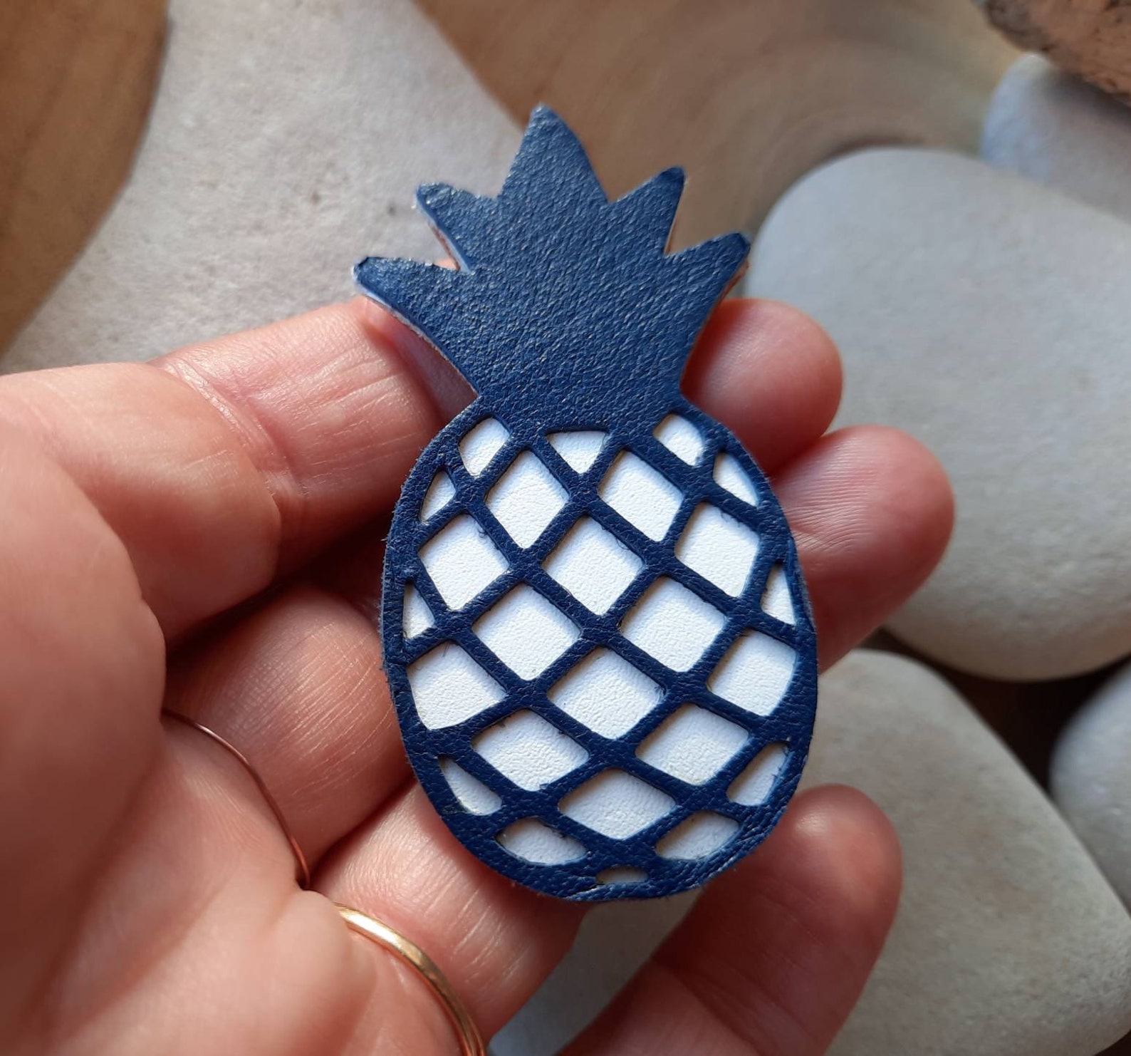 Broche en laiton pavage de différentes formes de strass , de couleur