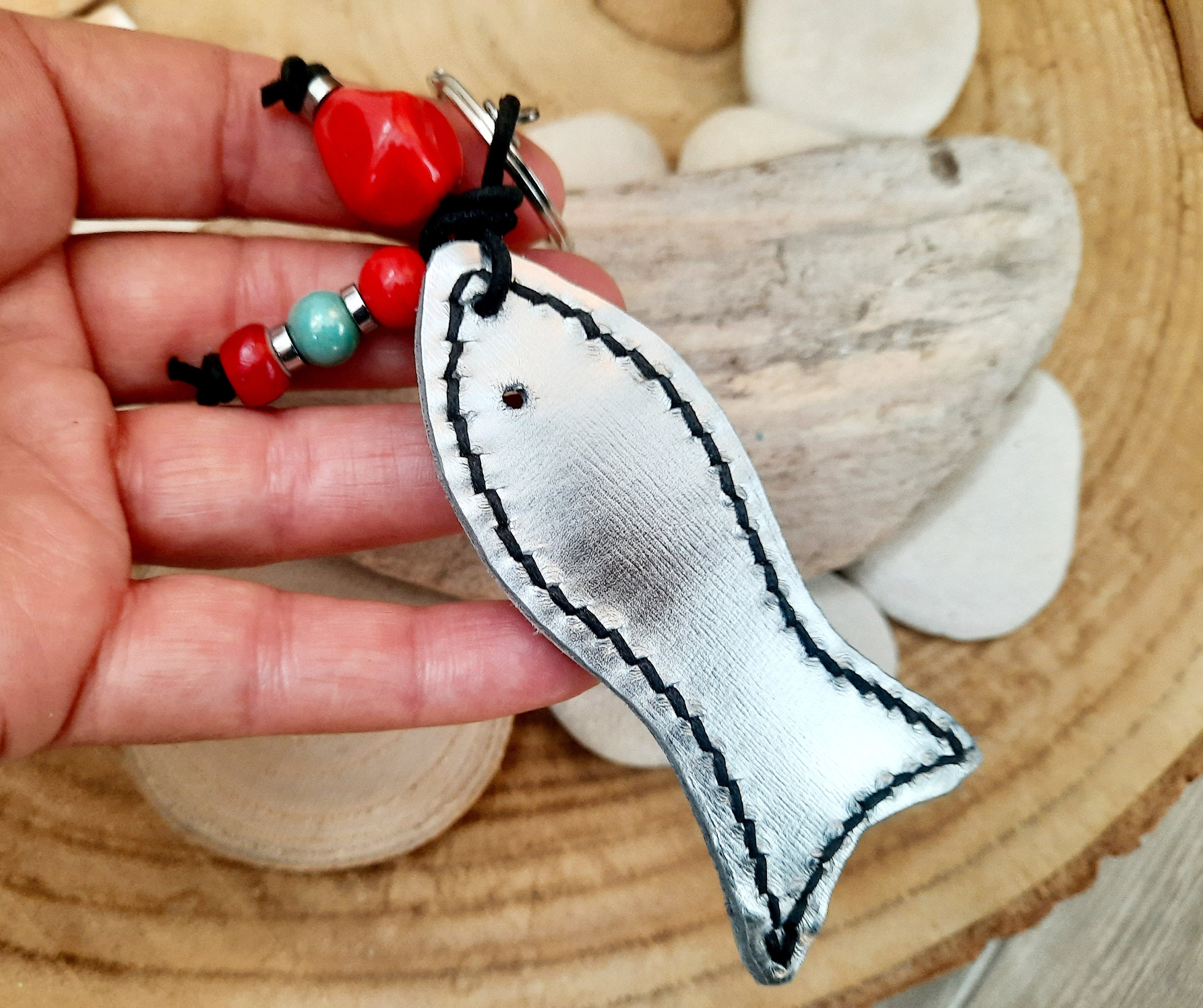 Porte-clés poisson en cuir , plusieurs modèles au choix , idée cadeau ...