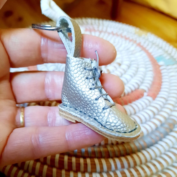 mini-chaussure en cuir , porte-clés chaussure miniature , fait main en France