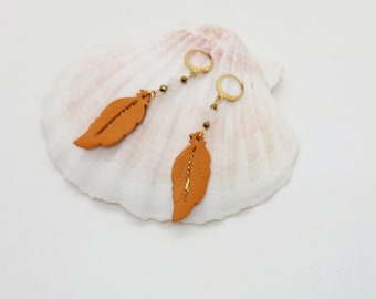 boucles d'oreilles plumes en cuir et tissu pailleté  et perle  cristal de swarovski , fait main en France