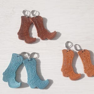 Boucles d'oreilles paire de santiags en cuir , idée cadeau danseur de country , esprit cowboy, bijou fait main