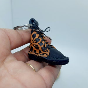 Porte-clés petite chaussure en cuir , fait main en France , idée cadeau
