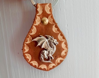 porte-clés en cuir artisanal , concho dragon , idée cadeau pour tous , fait main en France , idée cadeau mixte , fait main en France