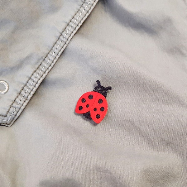 Pin's coccinelle en cuir  , idée Cadeau, fait main