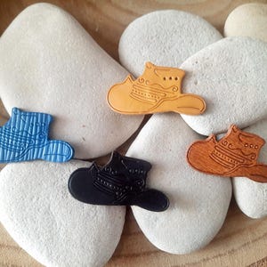 Pin's chapeau de cowboy en cuir , plusieurs couleurs , idée cadeau pour tous , fait main