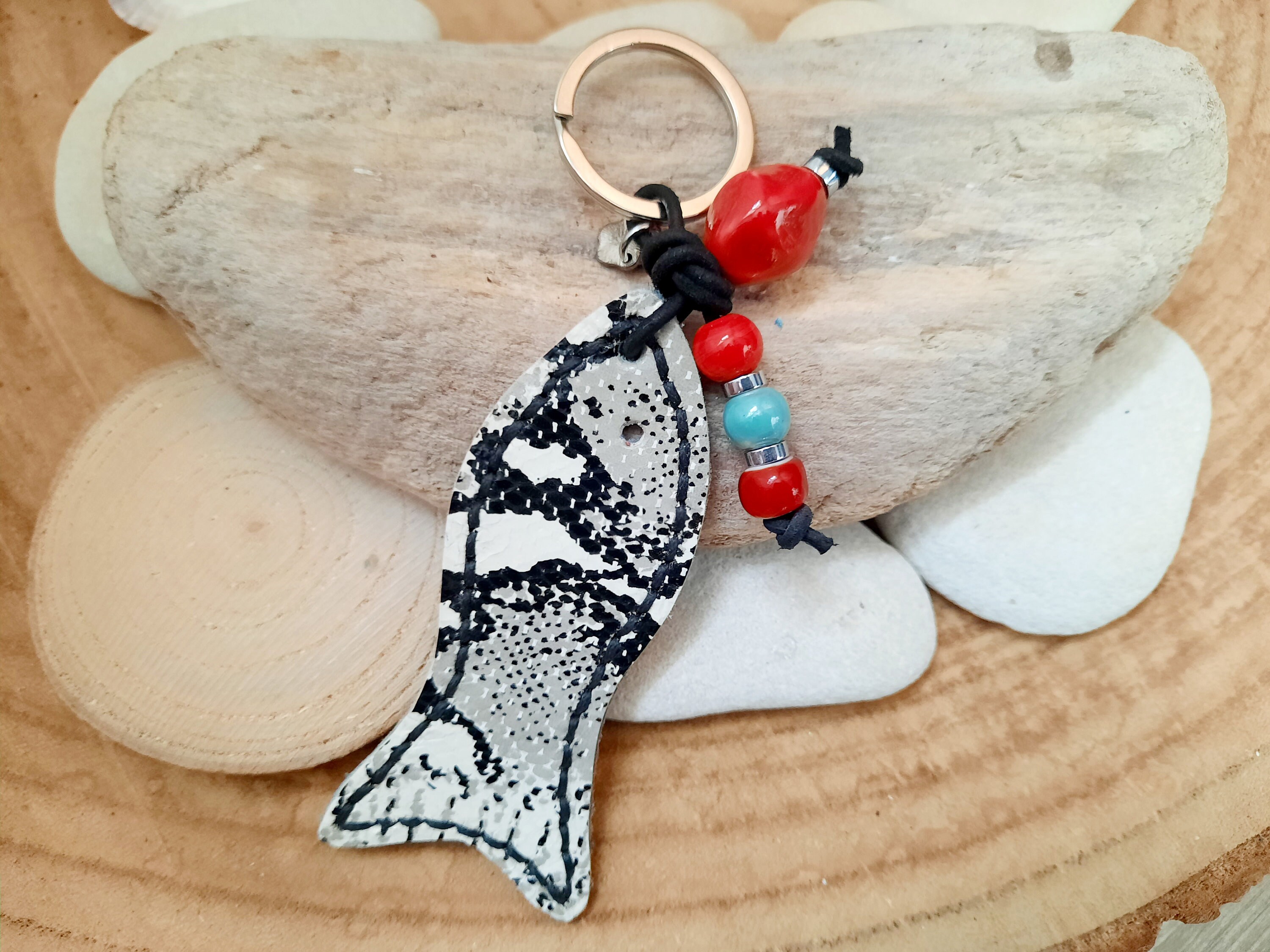 Porte-clés poisson en cuir , plusieurs modèles au choix , idée cadeau ...