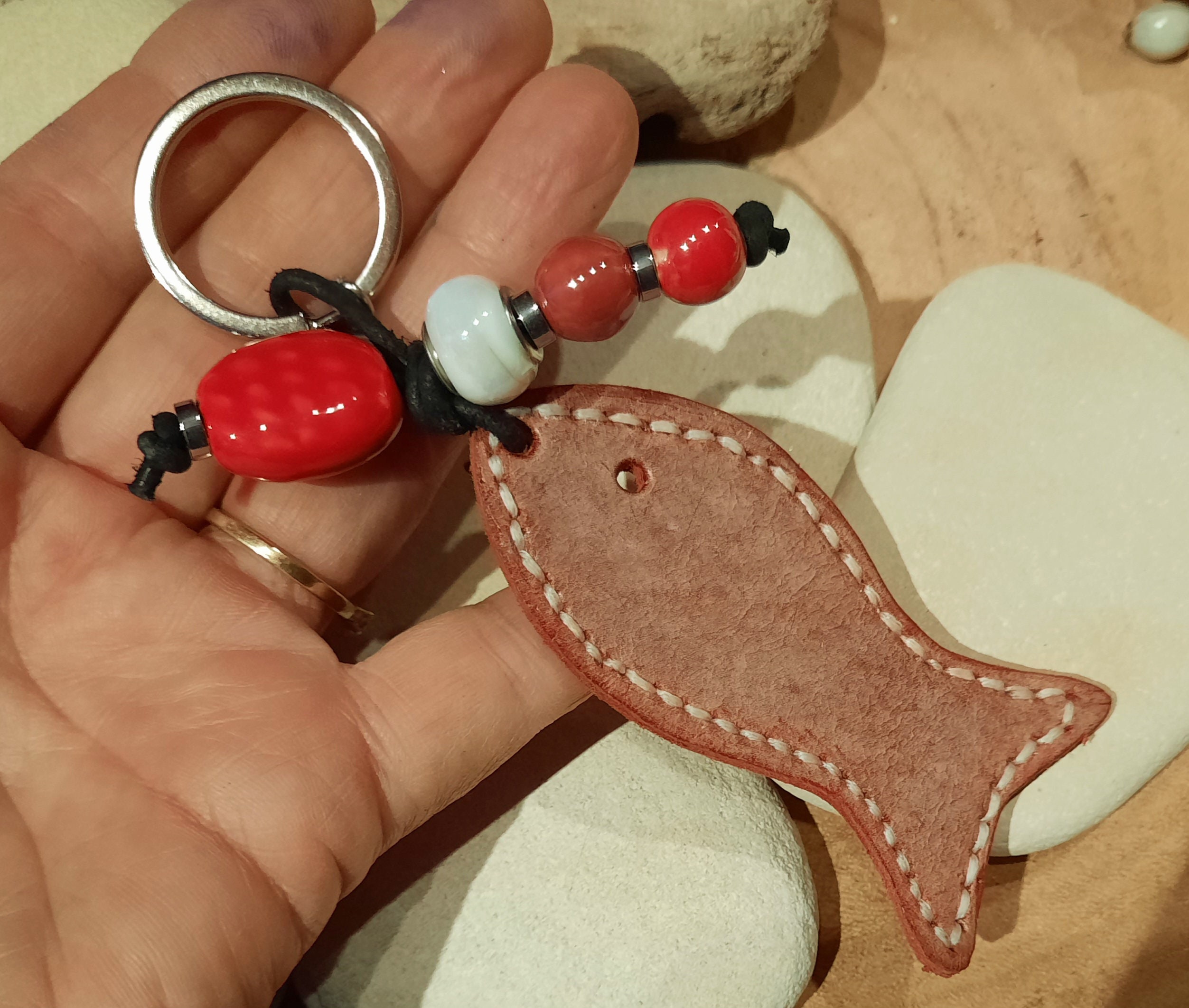 Porte-clés poisson en cuir , plusieurs modèles au choix , idée cadeau ...