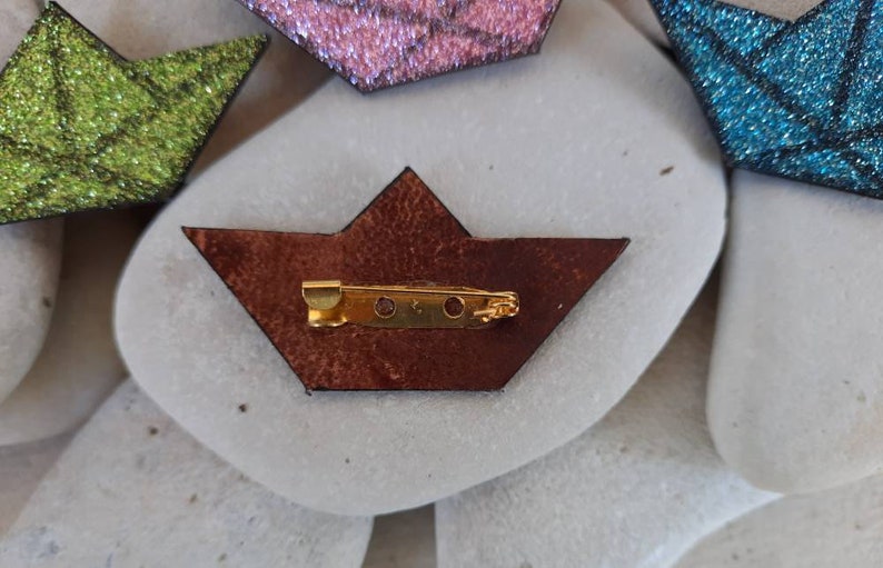 Broche voilier en cuir et tissu pailleté , idée cadeau ,fait main